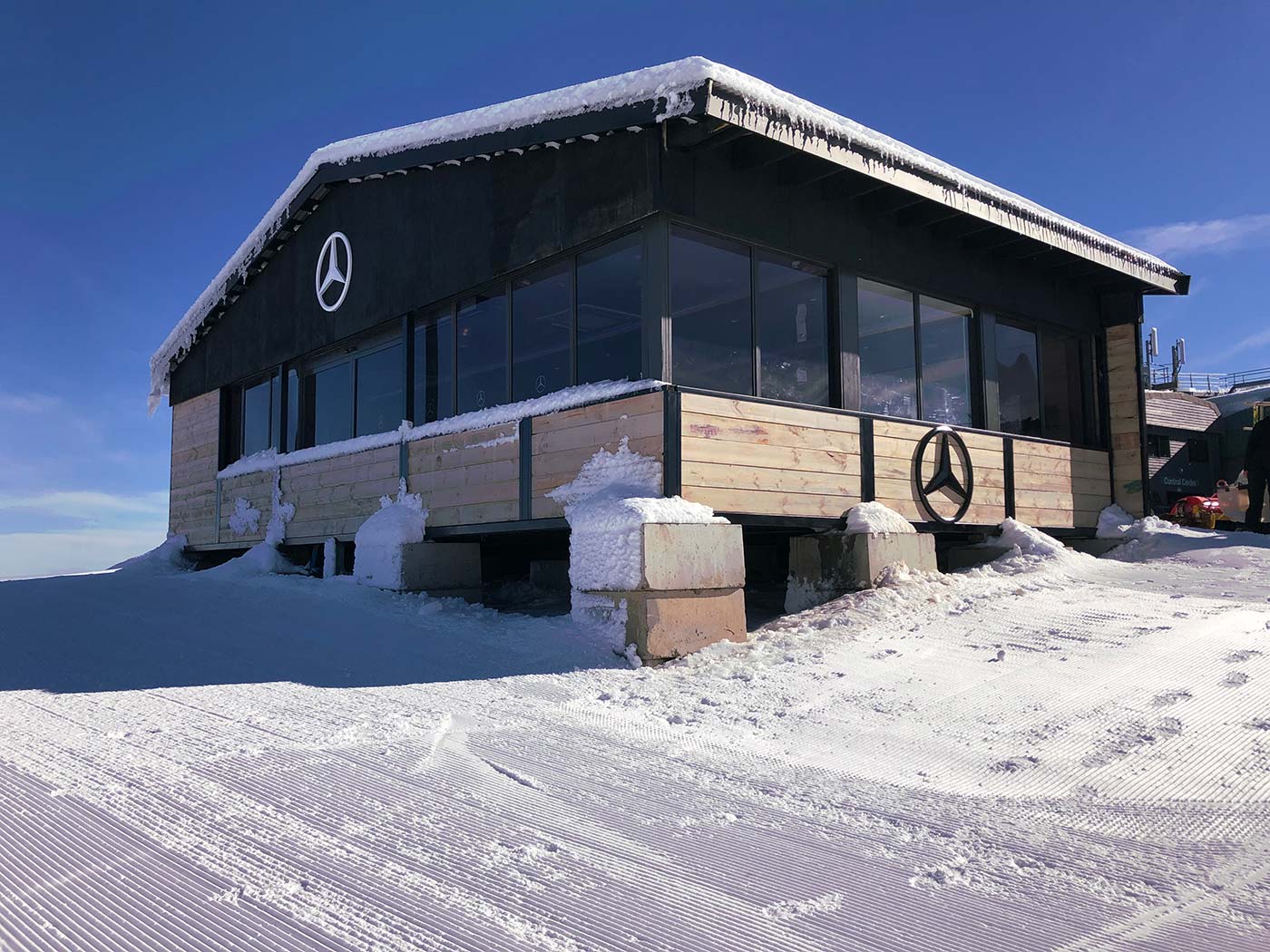 Mercedes-Benz-Mt-Buller-Shipping-Container-Ski-Lodge-Activation-9